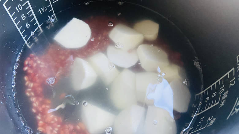 芋头粥,加入适量清水，摁煮粥功能键约40分钟左右