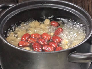 山药银耳汤,放入沸腾的炖锅中，煮沸后转小火，盖上锅盖炖煮半小时