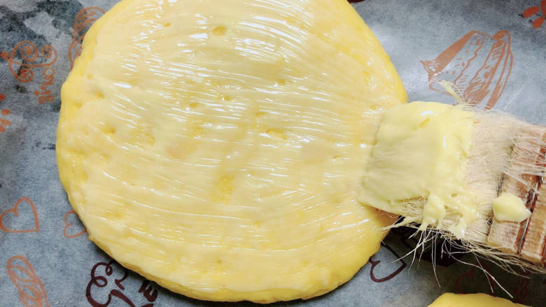 田园南瓜饼,在饼上均匀的刷上一层黄油。