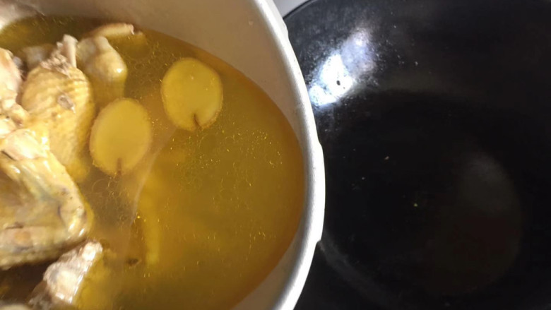 酱焖鸡块,看这金黄的汤汁多诱人。连汤汁一起倒入炒锅中