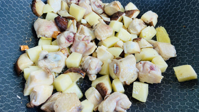 土豆香菇焖鸡,放入香菇和土豆翻炒片刻