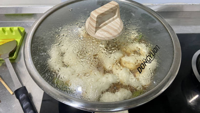 豆角焖卷子➕排骨豆角土豆焖卷子,加盖中小火焖煮15分钟，即可出锅