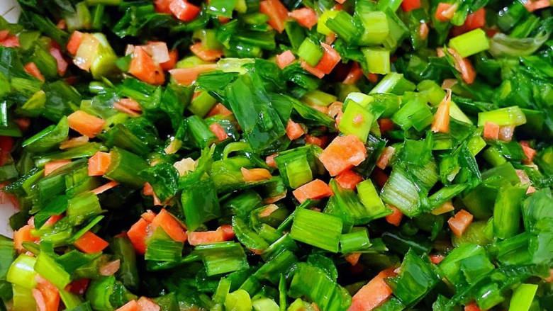 白菜卷肉,韭菜和胡萝卜切成小粒粒放入容器中倒入油拌匀这样让韭菜锁住水分不易下水
