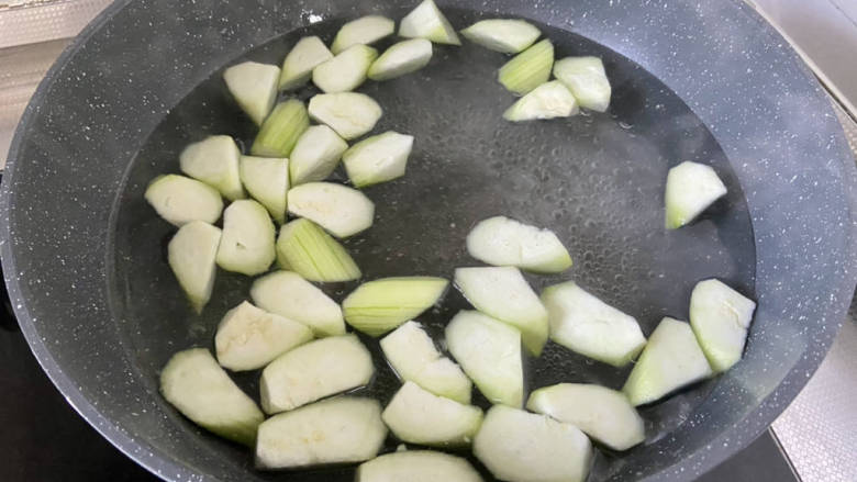 凉拌丝瓜➕面藕凉拌丝瓜,加入丝瓜，加盖中小火炖煮两分钟，捞出过凉沥水