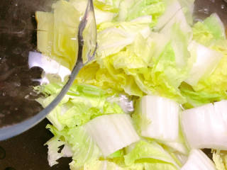 白菜烩小酥肉,加入适量清水