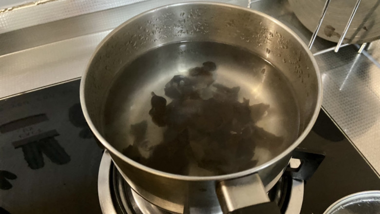 口蘑炒蛋➕虾皮口蘑木耳炒蛋,坐锅烧水，水开下木耳焯水一分钟捞出过凉备用
