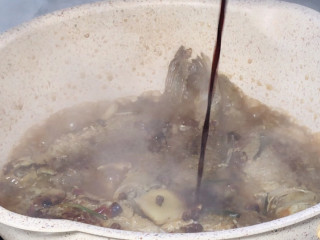 家常鲫鱼,10分钟后打开锅盖，淋入生抽，加入味精，大火收汁