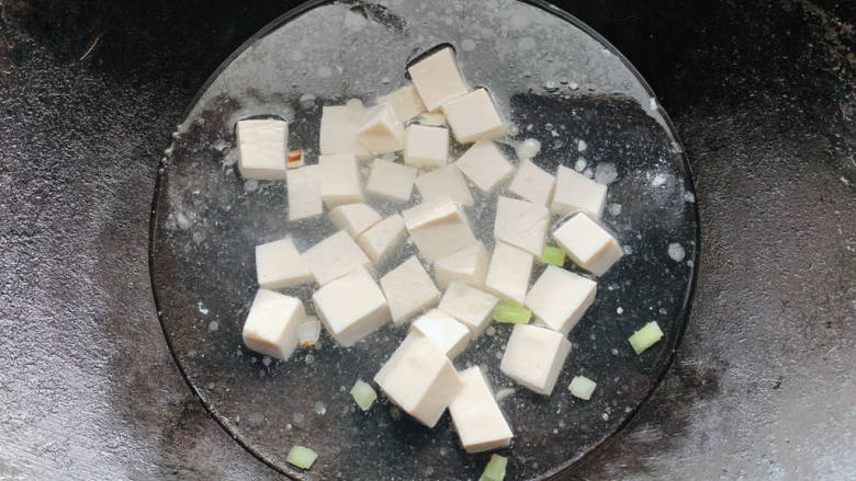 豆腐蛋花汤,加入两碗水，并加入豆腐块。