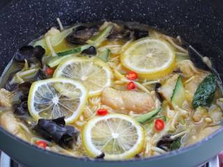 金汤鱼,最后放柠檬片和小米椒再煮30秒左右关火即可。