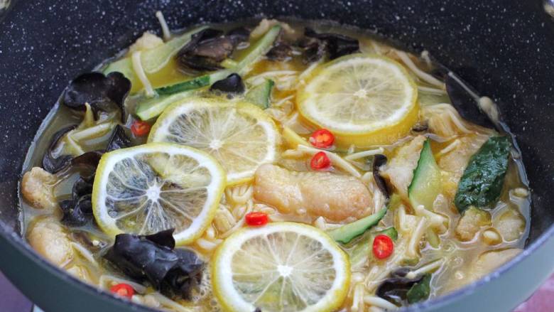 金汤鱼,最后放柠檬片和小米椒再煮30秒左右关火即可。