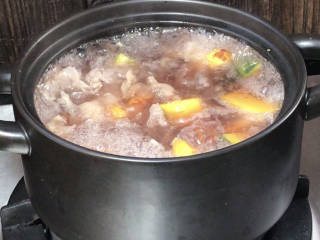 南瓜银耳莲子羹,搅拌一下，煮沸后转小火，继续煮20分钟