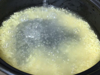 芹菜木耳双黄粥,放入砂锅中，加入多点的清水，置旺火上