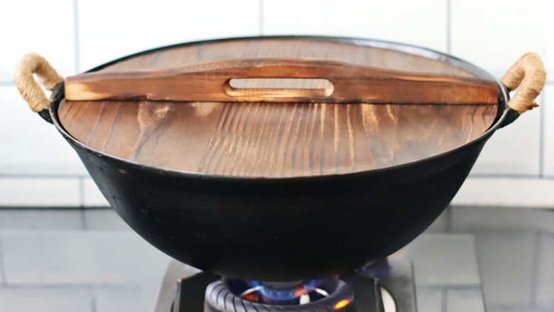 铁锅炖大鹅,盖上锅盖大火烧开后转小火炖煮40分钟。