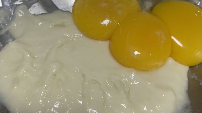戚风蛋糕/低糖低油（不裂不塌）,蛋白蛋黄分离，面糊➕蛋黄还是“Z”手法搅拌均匀。蛋白用无油无水的盆装好，打发蛋白➕两滴白醋或柠檬汁。剩下的25克白糖分3次➕蛋白里，打至硬性发泡。