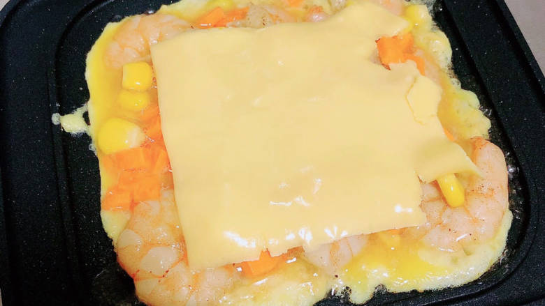 爆浆吐司,蛋液凝固时，放上一片奶酪片。