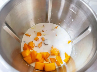 芒果芋圆西米露,取450克芒果肉+200克牛奶+200克椰浆