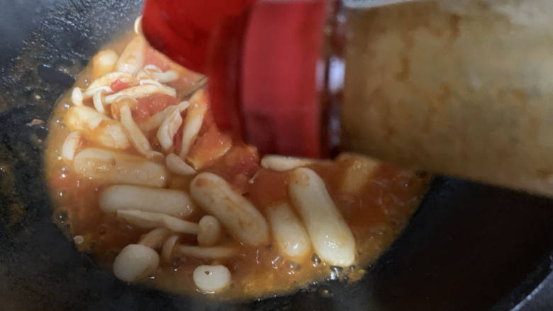金针菇番茄汤,加入少许生抽，盖上盖煮开即可