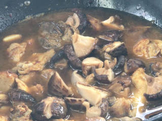 土豆香菇焖鸡,加入适量热水，加入香菇，大火烧开后转小火焖半个小时
