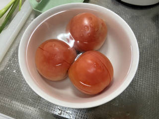 番茄藕丁,番茄加入开水浸泡三分钟，以便剥皮