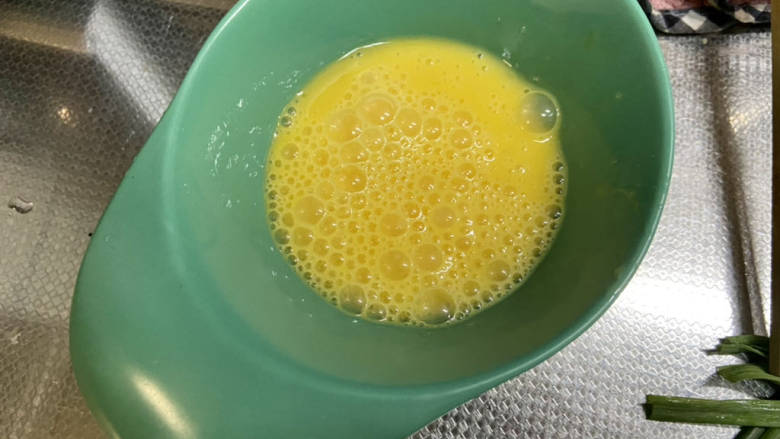 南瓜炒鸡蛋,鸡蛋加少许食盐，搅打成均匀蛋液