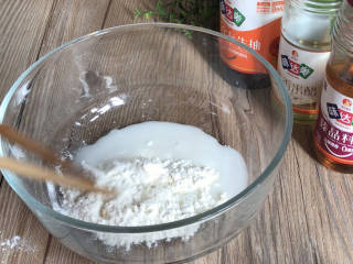樱桃虾仁,淀粉和面粉混合均匀，加入点点盐和同等量的清水拌匀备用