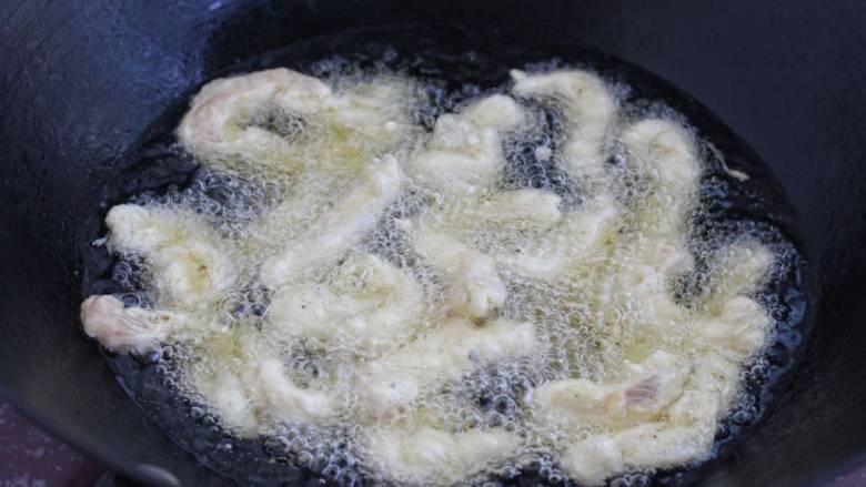 柠檬鸡柳,锅中倒入适量食用油烧至七八成热，改中小火一根一根地下入鸡肉条，炸至定型后再翻动，捞出控油。