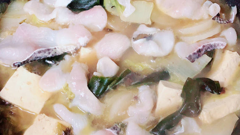 酸菜海鲜锅,放入腌制好的鱼片。