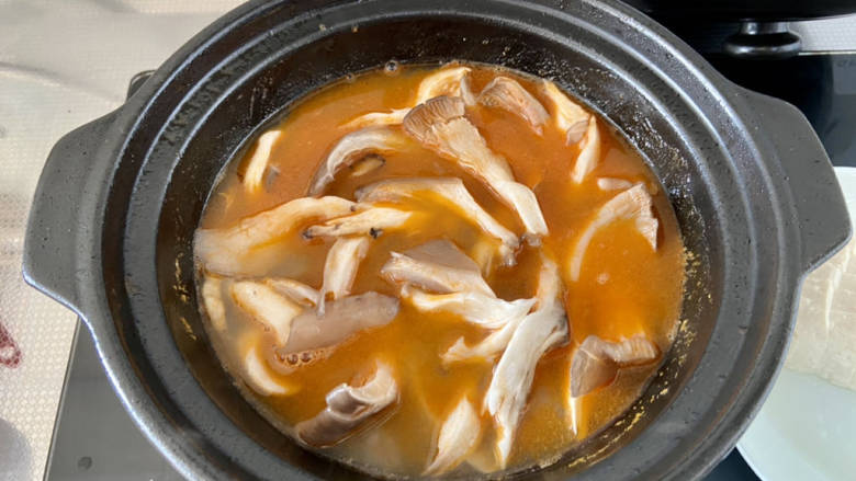 虾仁豆腐煲,加入平菇垫底
