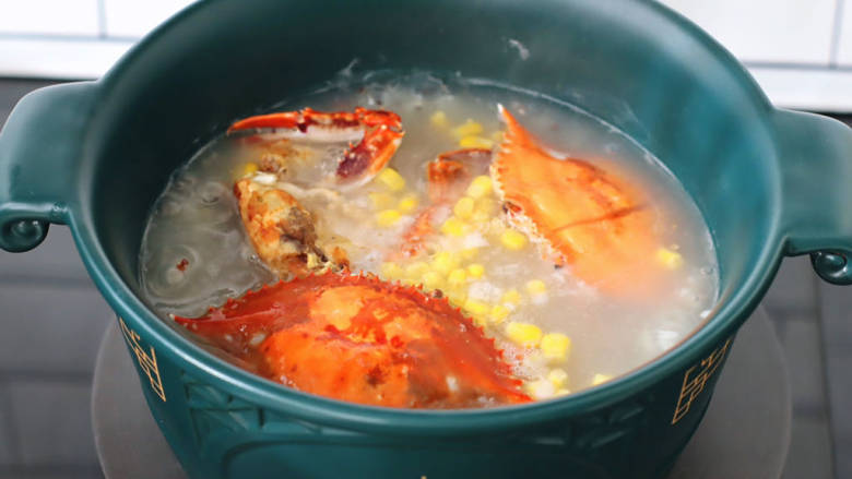 三色藜麦螃蟹粥,大火烧开，加入煎好的梭子蟹。