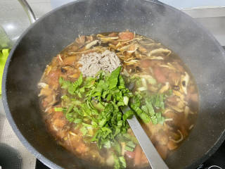 驱寒汤➕酸辣暖胃驱寒汤,加入小白菜和八成熟的肉丝