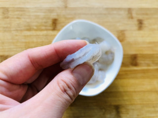玉米虾仁蛋炒饭,虾仁解冻后用牙签去掉里面的虾线，然后冲洗干净。