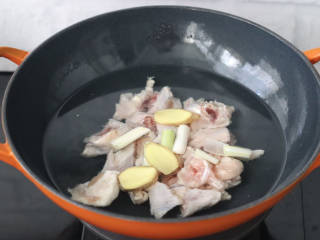 虫草花鸡汤,锅中倒入适量的清水，放入鸡块和葱姜。