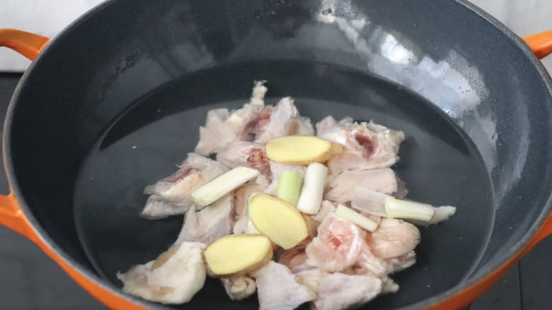 虫草花鸡汤,锅中倒入适量的清水，放入鸡块和葱姜。