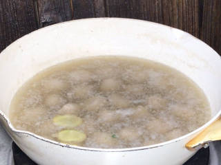牛肉丸子汤,转小火，将肉泥挤成丸子，放入锅中，