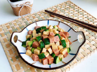 黄瓜烧豆腐,营养美味又健康的快手菜，做起来吧！