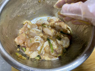 姜葱冬菇蒸滑鸡,戴上一次性手套，抓到鸡肉起粘