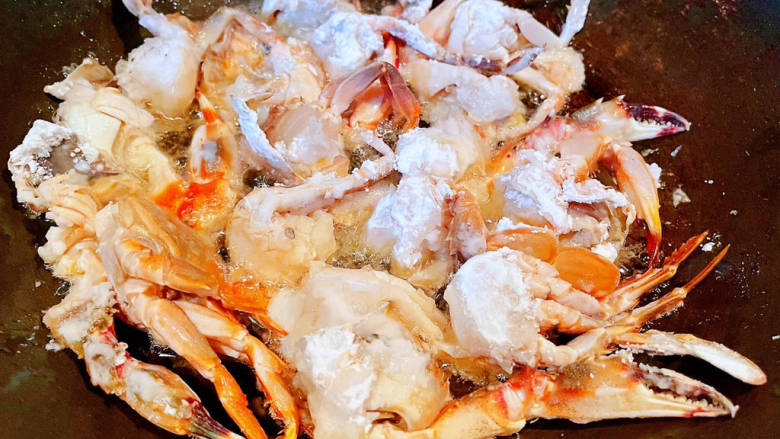 家常炒螃蟹,锅中倒入油加热依次放入螃蟹开始不要翻动待螃蟹定型后轻轻翻炒煎另一面