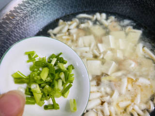 海鲜菇豆腐汤,入葱花即可食用