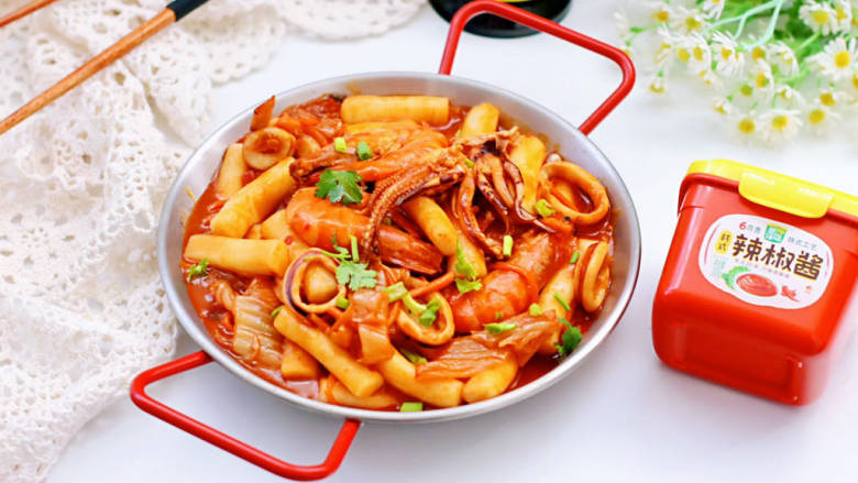 韩式海鲜辣炒年糕,天冷的时候，给家人煮一锅，暖身又暖胃，温暖一整天。