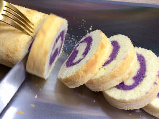 紫薯蛋糕卷,约10分钟后取出，切成小块