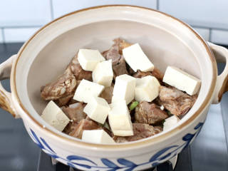 排骨豆腐砂锅,再放入切块的豆腐。