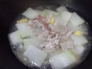 冬瓜瘦肉汤,加入腌制好的瘦肉片
