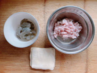 海鲜小馄饨,主要食材如图所示示意，虾仁、猪肉、馄饨皮
