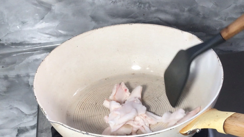 冻豆腐炖冬瓜,起锅，放入肥肉，煎炒出油