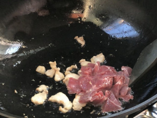 香菇砂锅煲,再放入瘦肉炒香