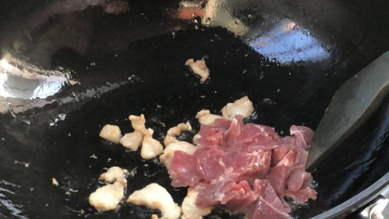 香菇砂锅煲,再放入瘦肉炒香