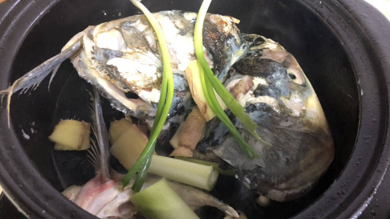 鱼头炖汤,翻个面放葱，姜，料酒