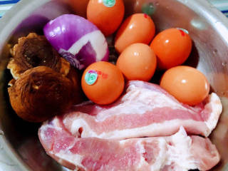 香菇卤肉饭,准备原材料五花肉、鸡蛋、香菇、圆葱