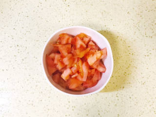 番茄海鲜饭,番茄洗净，去皮，切块