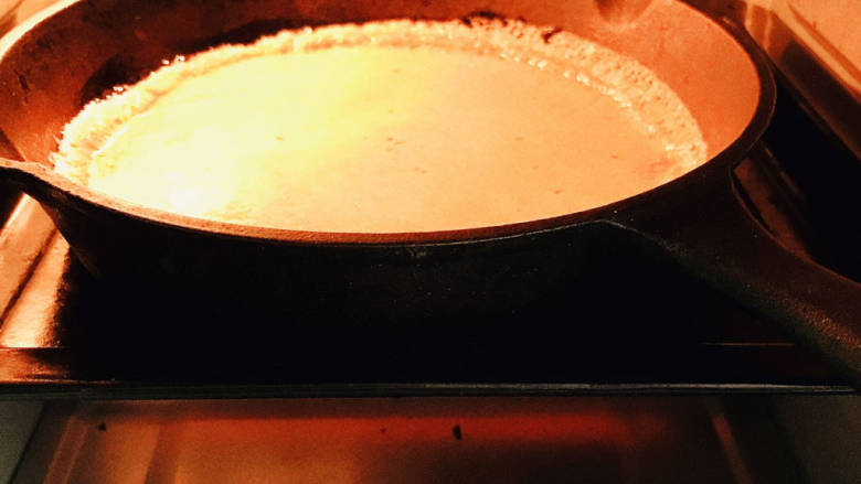 #闹元宵#荷兰松饼（红糖版）,将小铸铁锅放入烤箱中层， 210度烤15分钟左右